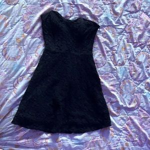 Sexy black lace dress! 0 stains 0 rips, zip down the side! by Forever 21!